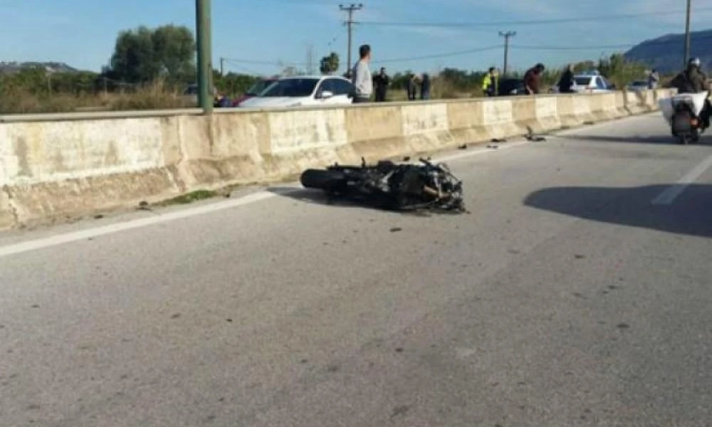 Κινέτα: Σοβαρό τροχαίο – Μηχανή «καρφώθηκε» σε περιπολικό στη ΛΕΑ